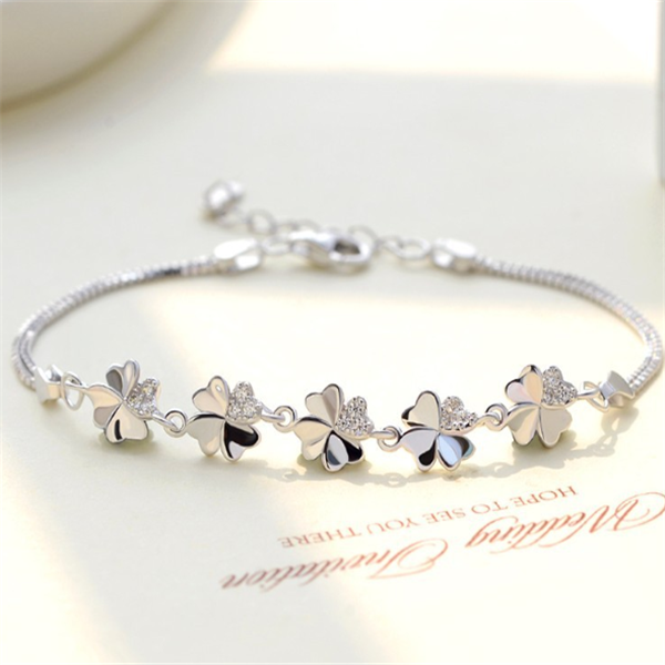 Four-leaf clover bracelet